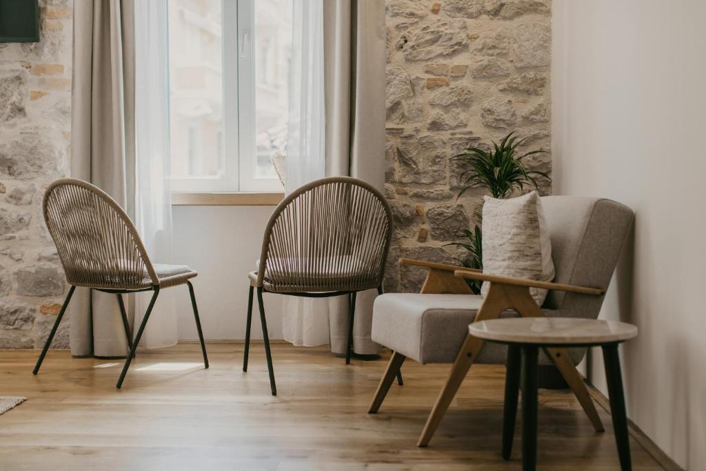 sala de estar con 2 sillas y sofá en Porto Nativo Split en Split