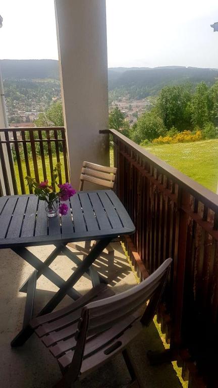 - une table de pique-nique bleue sur un balcon avec vue dans l'établissement LES DRYADES Vue montagne, à Gérardmer