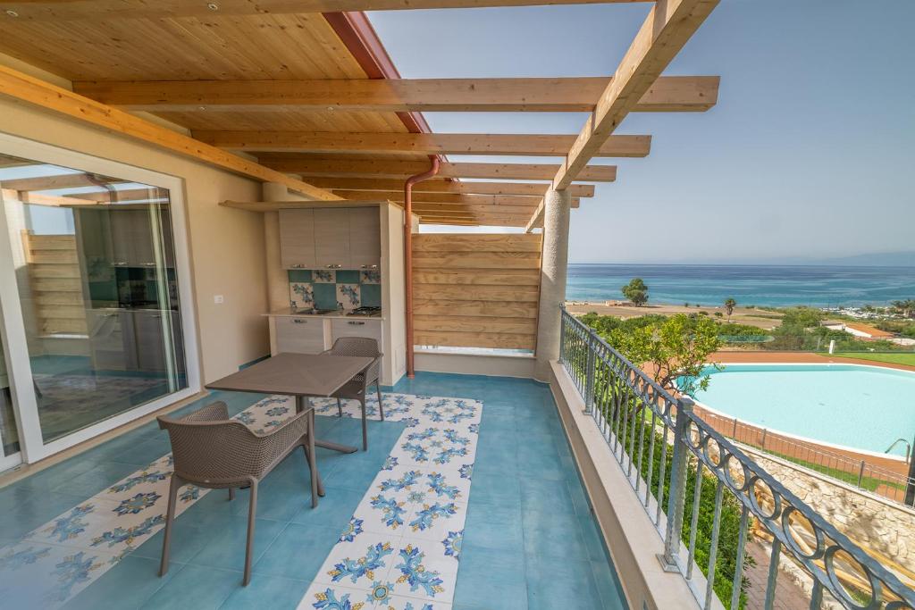 The swimming pool at or close to Residence New Paradise