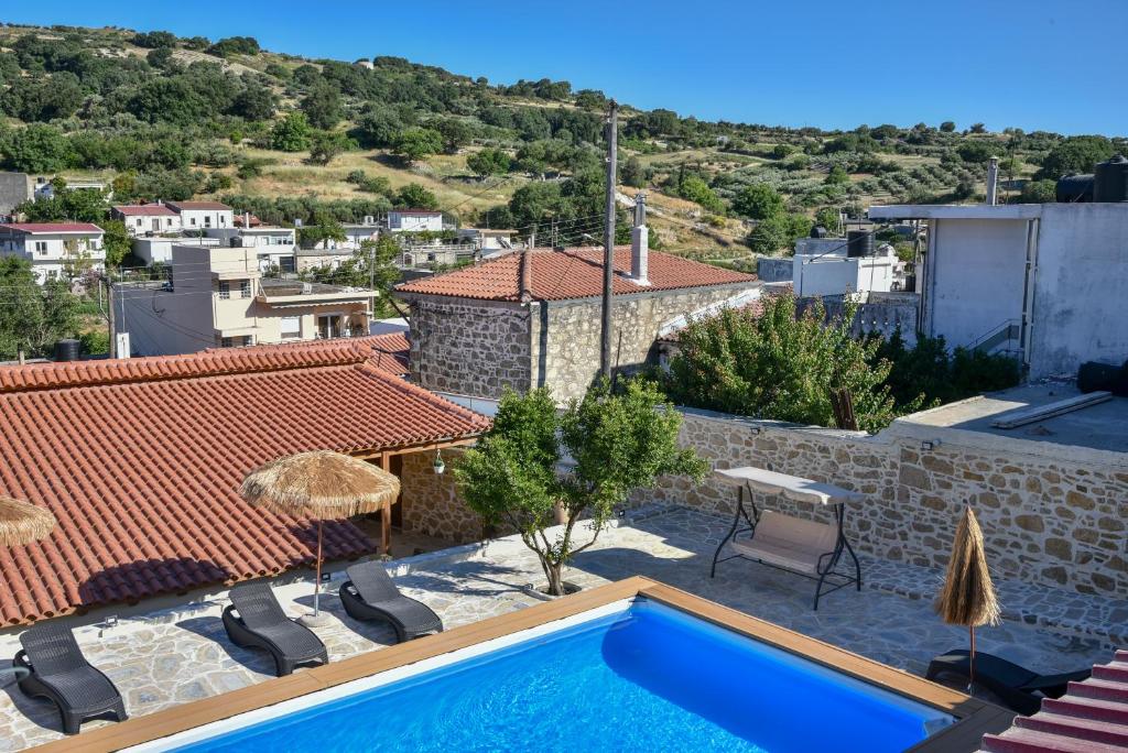 Výhled na bazén z ubytování Island Oasis Poolside Paradise in Crete nebo okolí