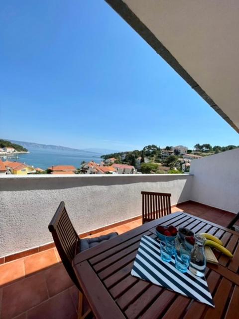 stół na balkonie z widokiem na ocean w obiekcie Apartment Frina I, Island Hvar w mieście Jelsa