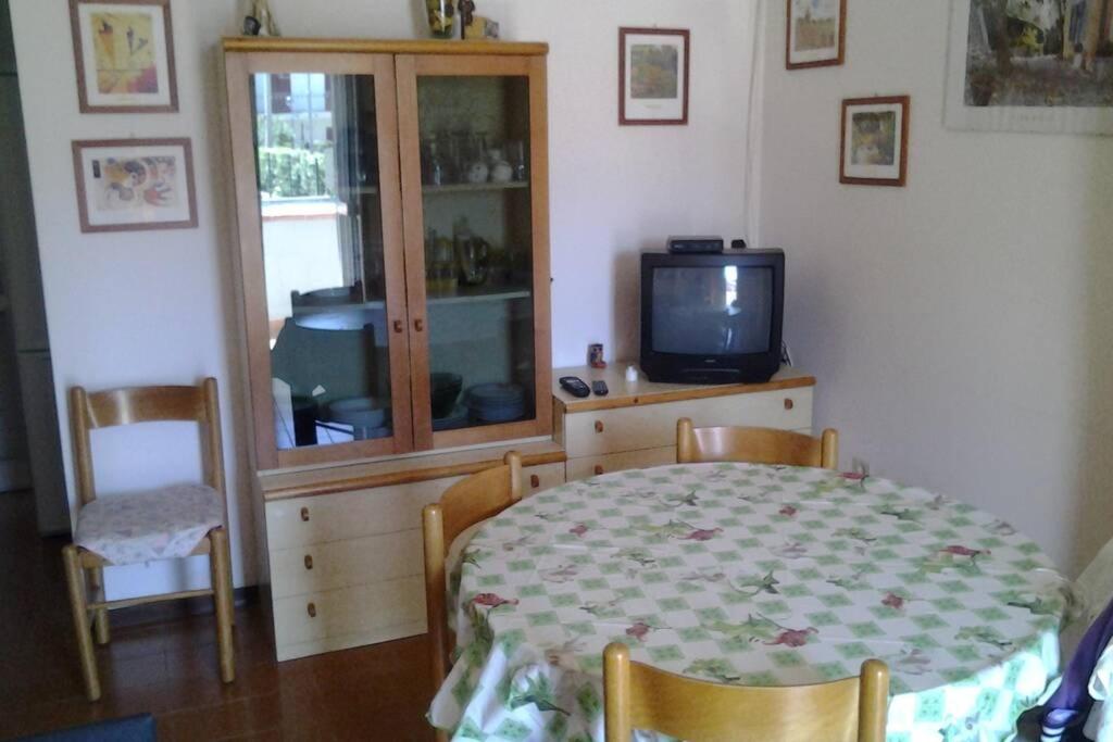 comedor con mesa y TV en una habitación en Casa al mare ingresso indipendente, en Casalbordino
