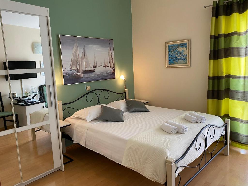 Postel nebo postele na pokoji v ubytování Apartment & Rooms Antonijela