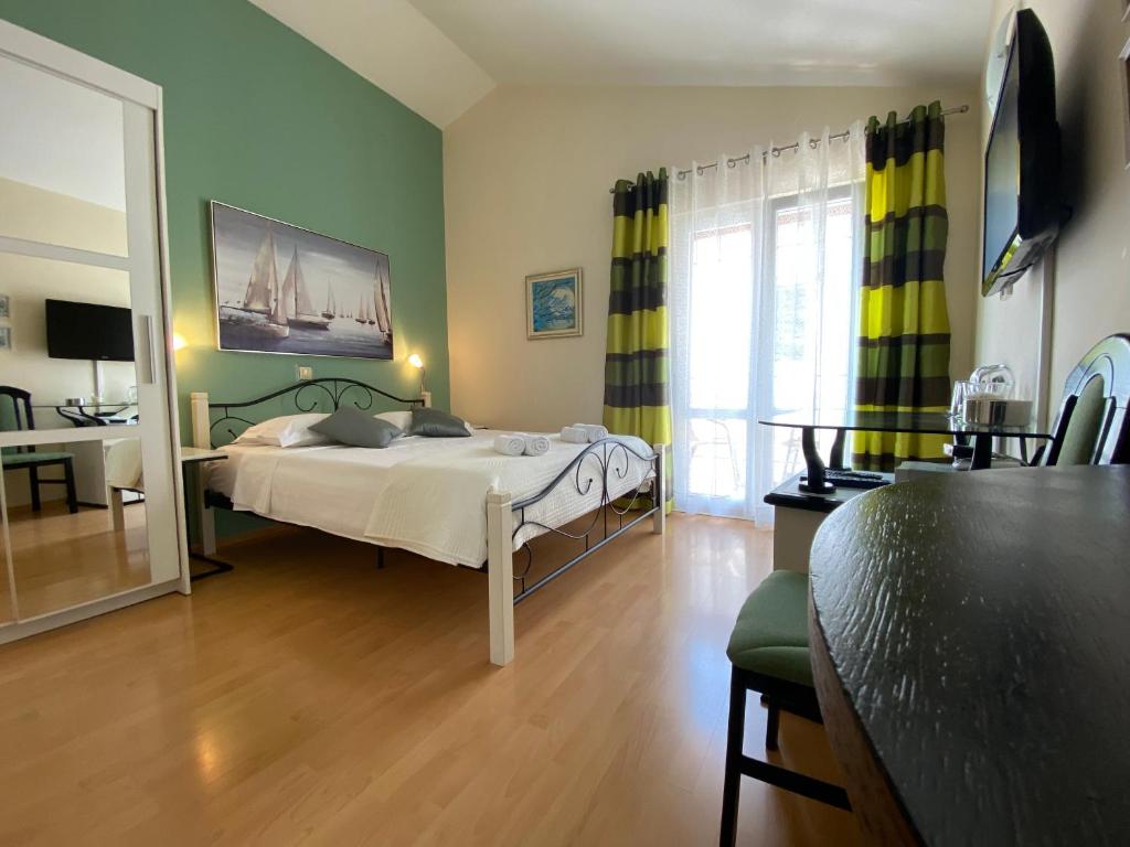 TV a/nebo společenská místnost v ubytování Apartment & Rooms Antonijela
