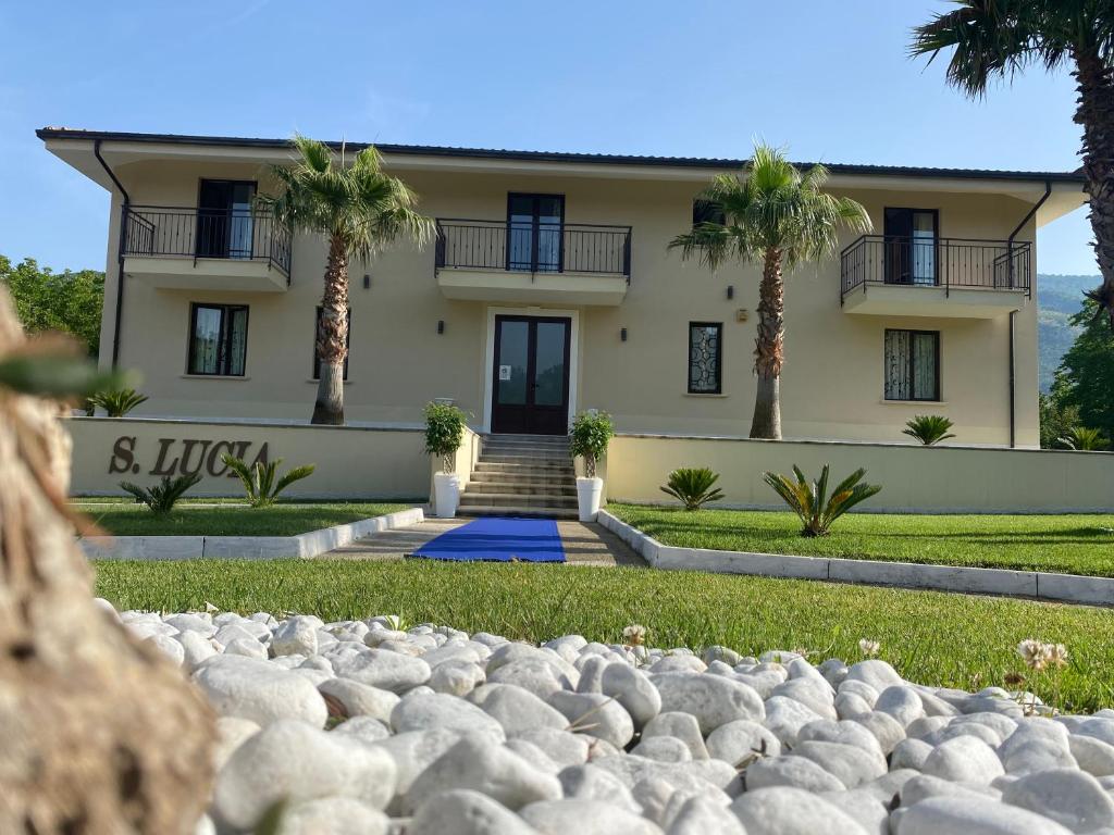 una casa con un montón de rocas delante de ella en Affittacamere" SANTA LUCIA", en Roccarainola
