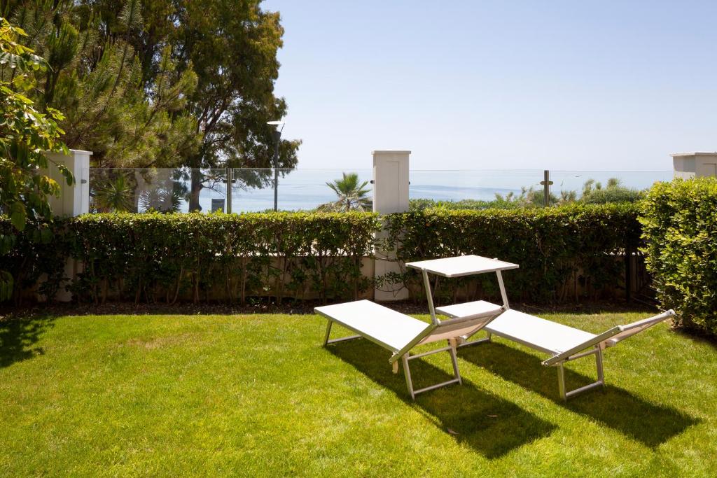 Jardín al aire libre en Frontline Beach Apartamento en planta baja con jardín privado, playa de Doncella.