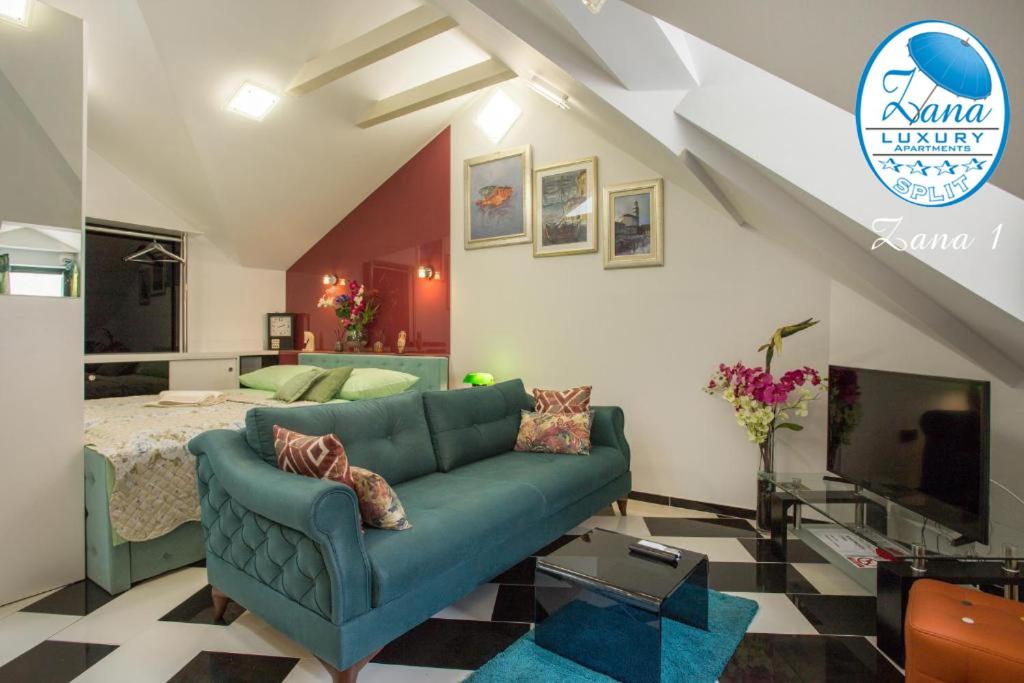 uma sala de estar com um sofá verde e uma cama em Zana Luxury Studios Split center em Split
