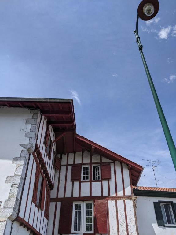 un bâtiment avec un éclairage de rue devant lui dans l'établissement Ortesene Zaharea, à Hasparren