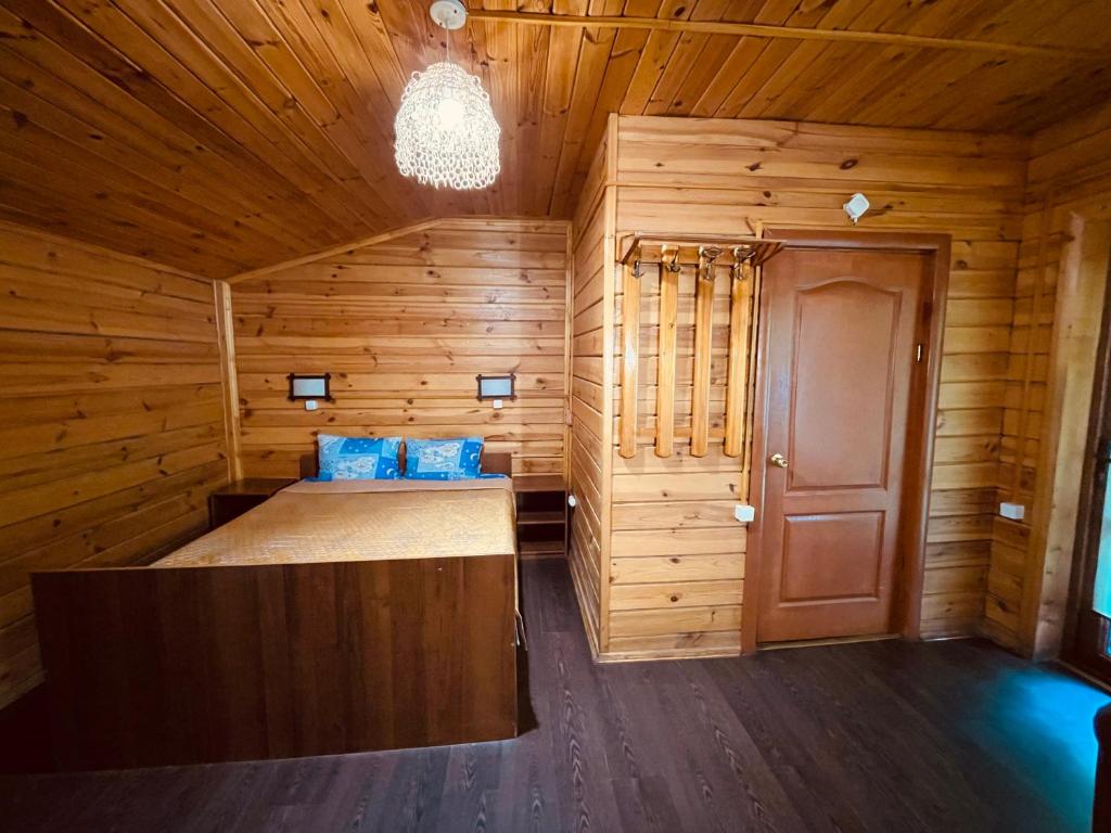 チョロノモスクにあるSea Side Houseの木造キャビン内のベッド1台