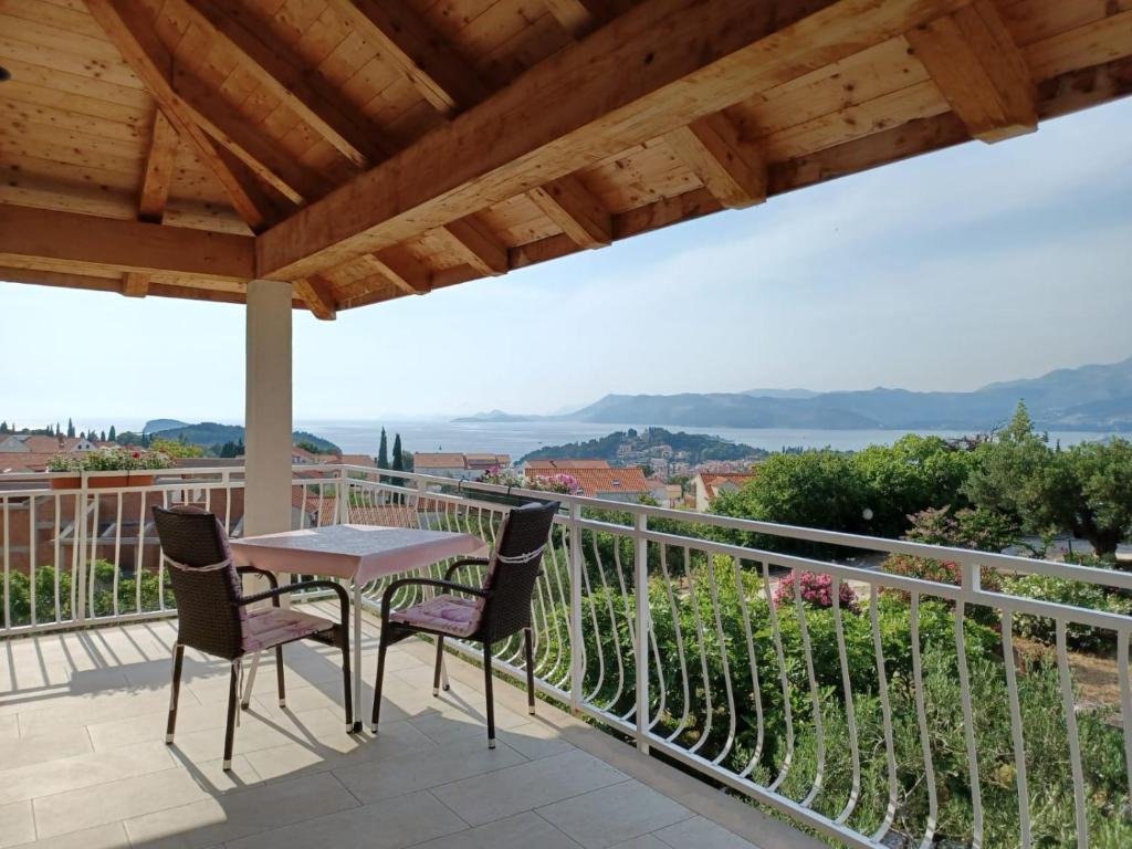 patio con mesa y sillas en el balcón en Apartment Grace Cavtat - SEA VIEW, en Cavtat