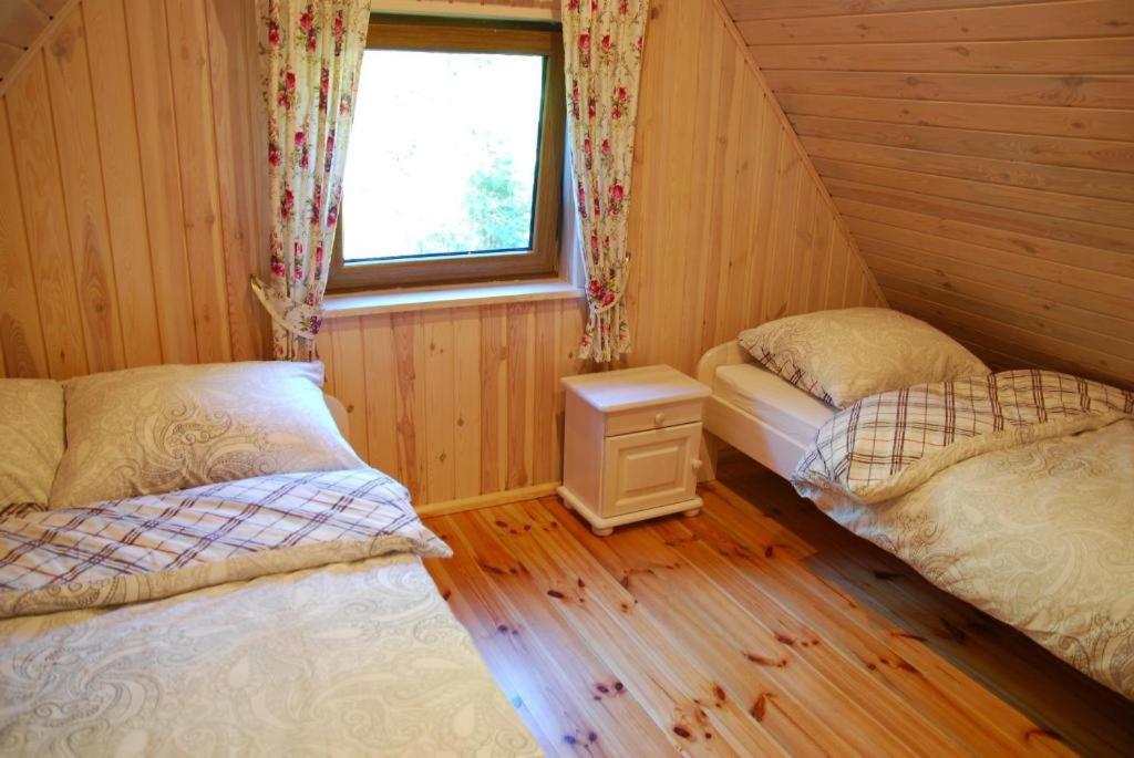 Postel nebo postele na pokoji v ubytování Chatka nad jeziorem
