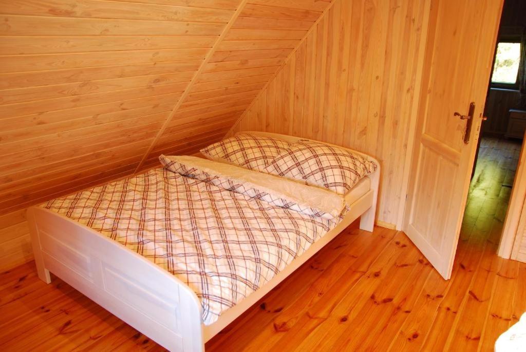 Postel nebo postele na pokoji v ubytování Chatka nad jeziorem