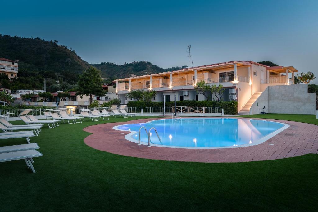 The swimming pool at or close to Residence New Paradise