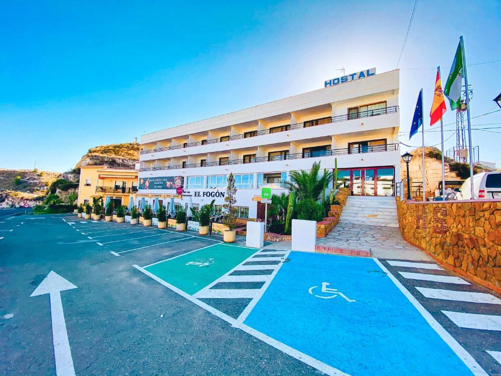 un estacionamiento frente a un hotel en Hostal Sorbas, en Sorbas