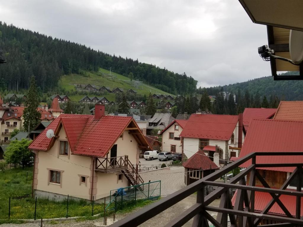 un grupo de casas con techos rojos en un pueblo en Guest House Mountain en Bukovel