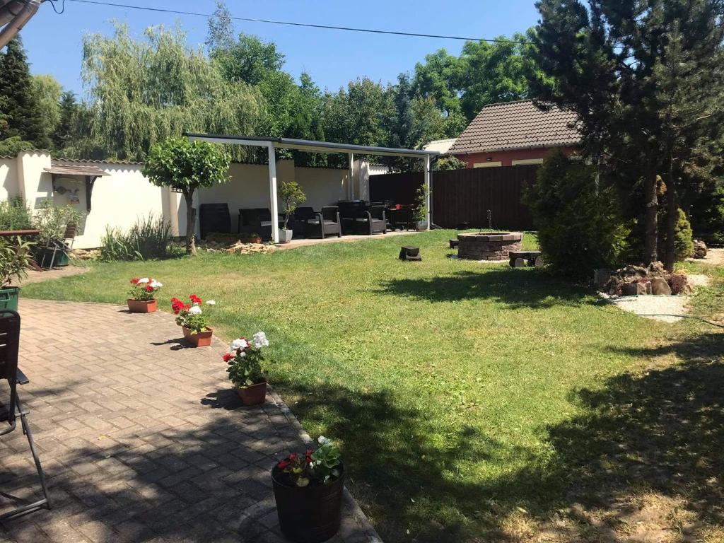 Vonkajšia záhrada v ubytovaní Nótafa Vendégház Eger
