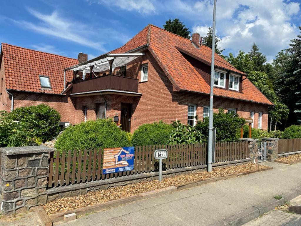 uma casa com uma cerca em frente em Ferienwohnung Ram 1 em Hermannsburg