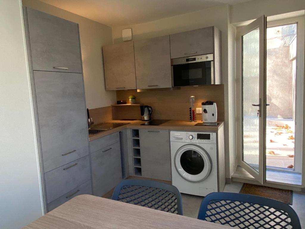 a kitchen with a washing machine and a washer at Le Charles VII in Chinon