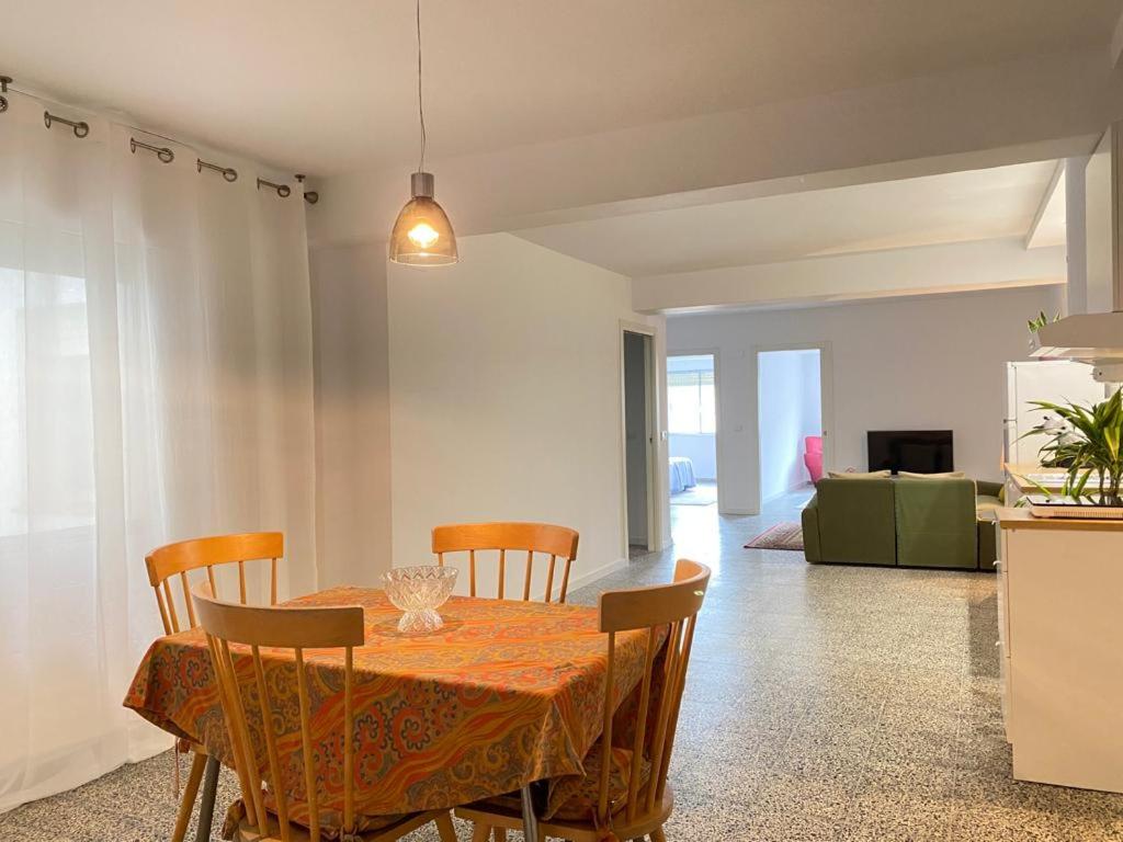 ein Esszimmer mit einem Tisch und einigen Stühlen in der Unterkunft Apartamento Padron Centro P8 by URent in Padrón