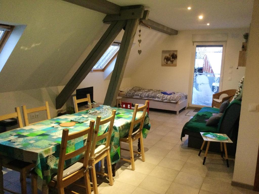 - une salle à manger avec une table, des chaises et un canapé dans l'établissement Appartement de 2 chambres avec terrasse amenagee et wifi a Lohr, à Lohr