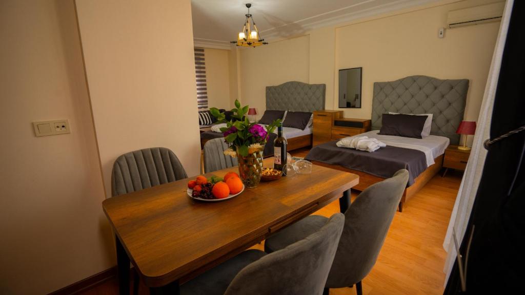 ein Wohnzimmer mit einem Tisch und einer Obstschale in der Unterkunft Cihangir by Aydin Suite Hotel in Istanbul