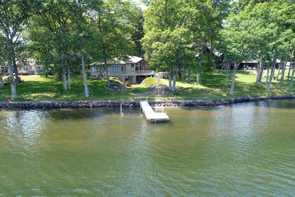 Výhled na řeku, která protéká v blízkosti prázdninového domu