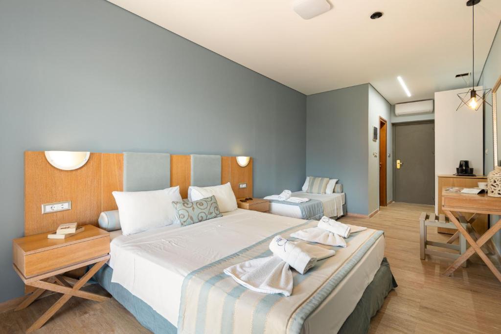 Postel nebo postele na pokoji v ubytování Regos Resort Hotel