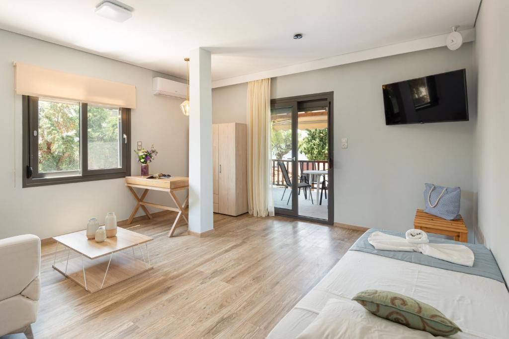 TV a/nebo společenská místnost v ubytování Regos Resort Hotel
