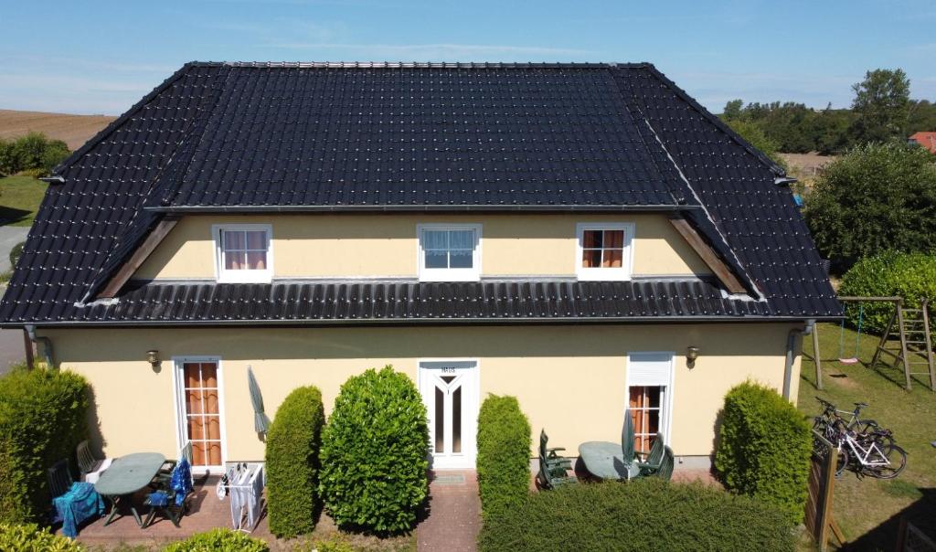 una casa con techo negro en RugApart, en Middelhagen