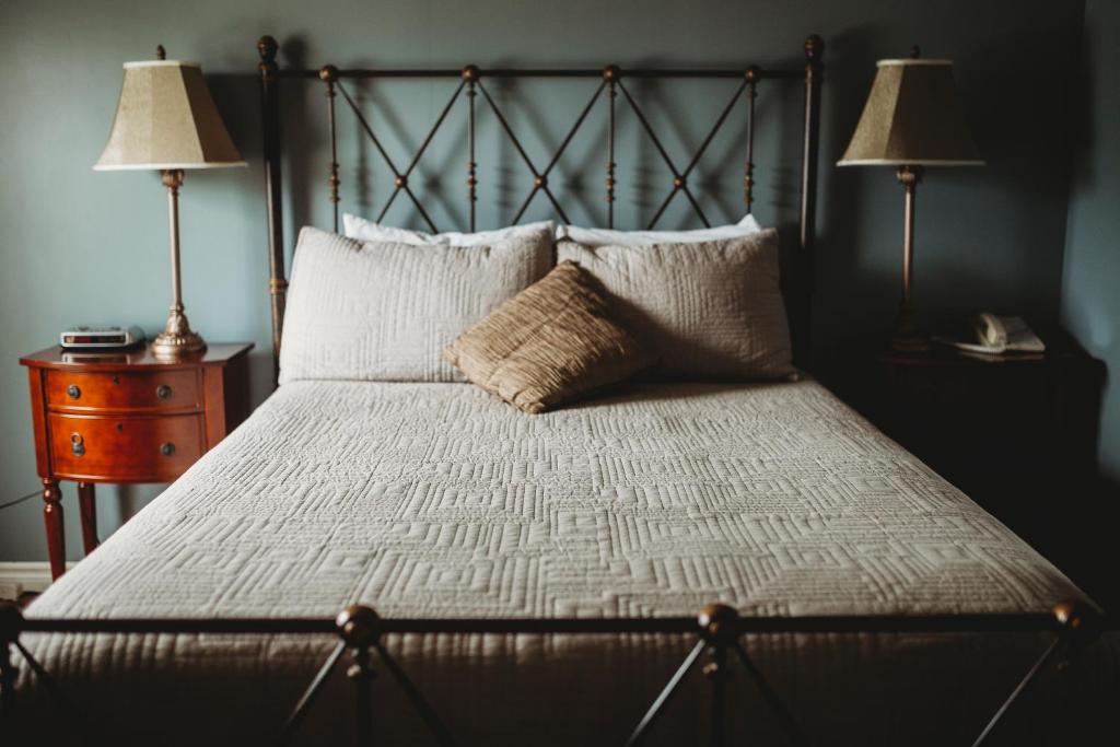 Carriage House Inn Four and a Half Stars - Deluxe Queen Suite