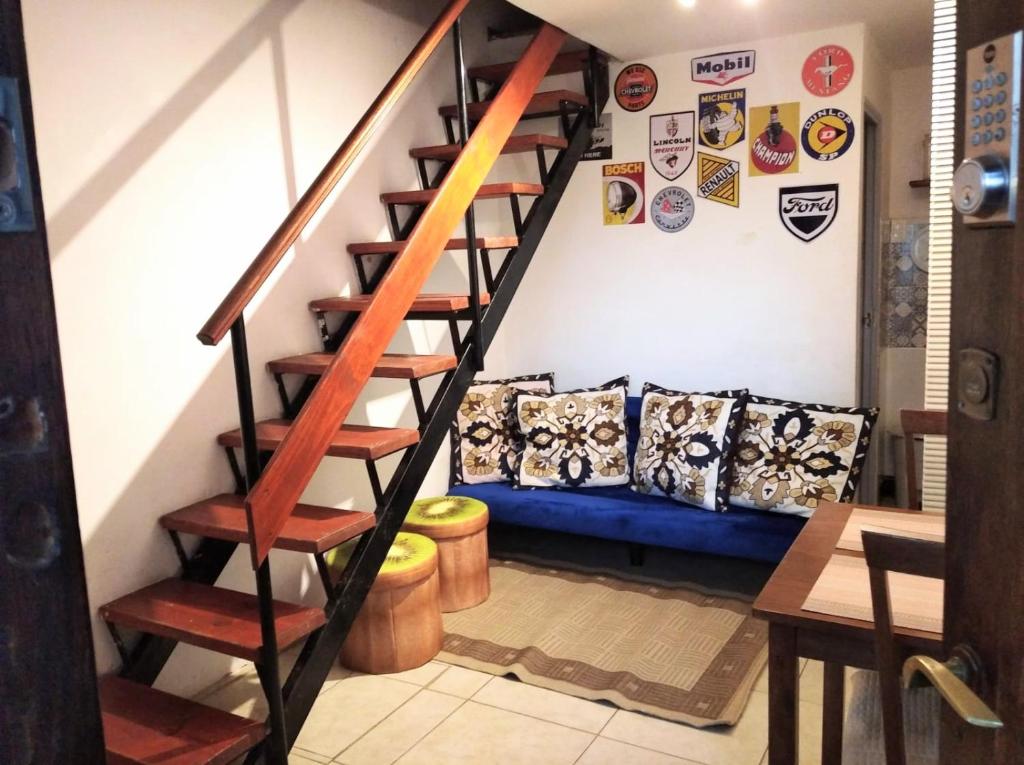 escalera en la sala de estar con sofá en Stilo Duplex En Punta Carretas, en Montevideo