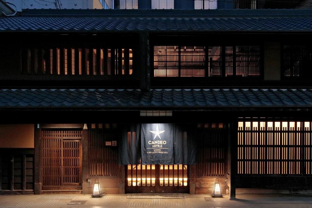 un bâtiment avec un panneau à l'avant dans l'établissement Candeo Hotels Kyoto Karasuma Rokkaku, à Kyoto