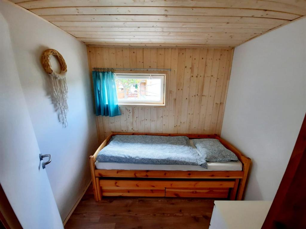 Postel nebo postele na pokoji v ubytování Malovaný sklípek