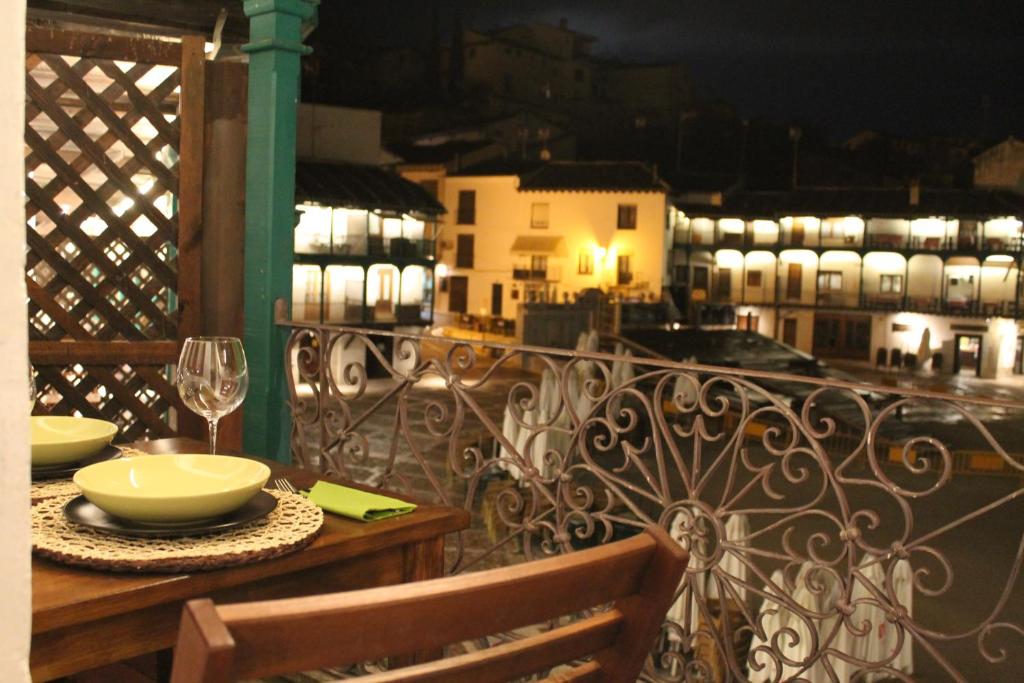Los Balcones de Galaz في تشينتشون: طاولة على شرفة مطلة على مدينة