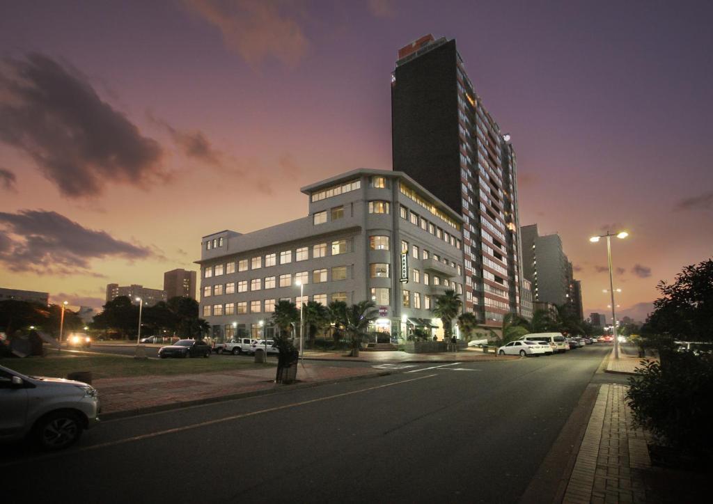 un gran edificio en una calle de la ciudad por la noche en Parade Hotel en Durban