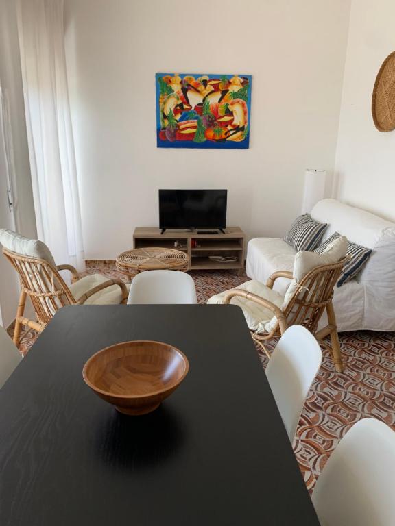 un soggiorno con tavolo e sedie neri di Casa Tropea a Tropea