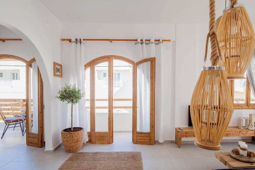 Posedenie v ubytovaní Sandy's Cycladic Style Apartment