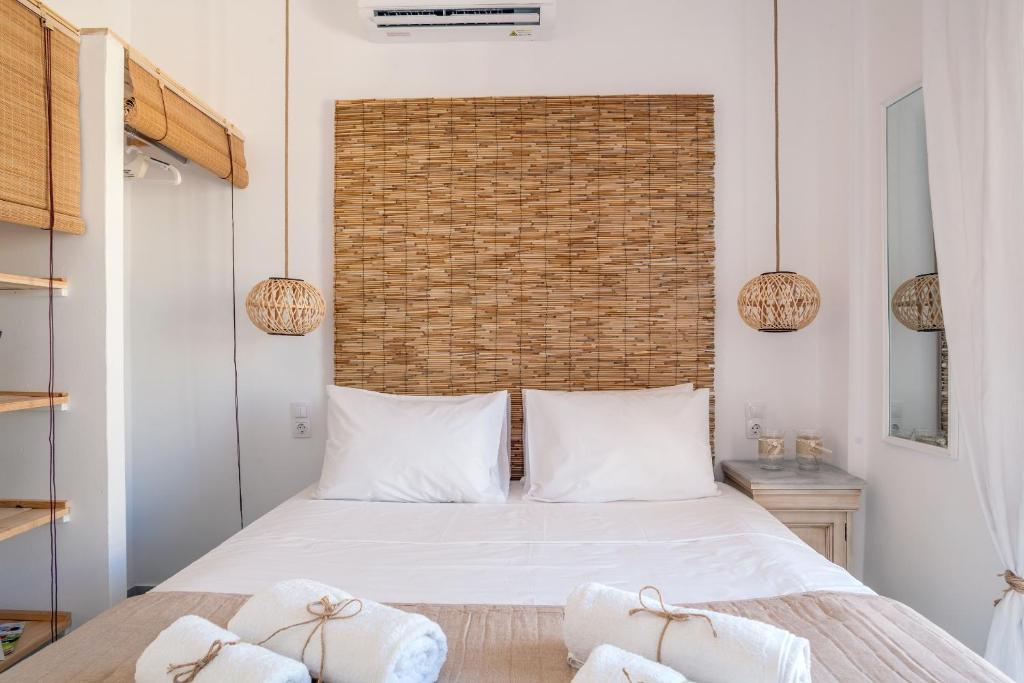 Posteľ alebo postele v izbe v ubytovaní Sandy's Cycladic Style Apartment