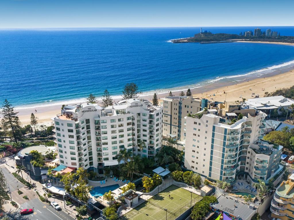 - une vue aérienne sur la plage et les bâtiments dans l'établissement Peninsular Beachfront Resort, à Mooloolaba