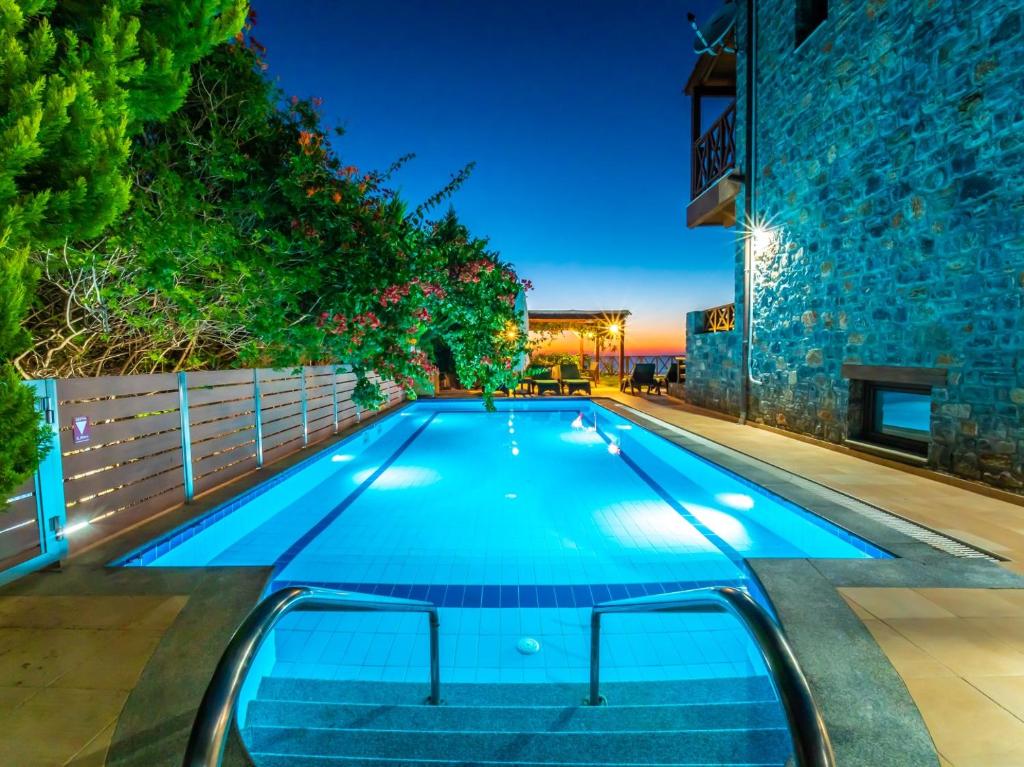 uma piscina no quintal de uma casa em Villa Avia em Milatos