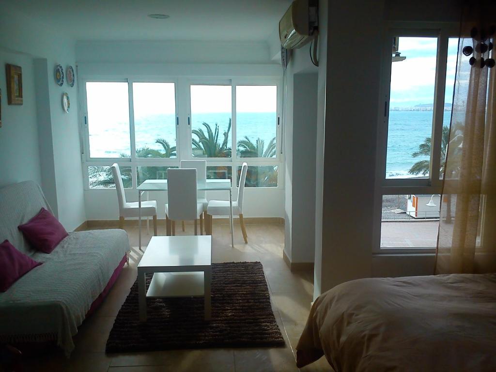 salon z kanapą i stołem w obiekcie Estudio sol y playa w mieście Algarrobo-Costa