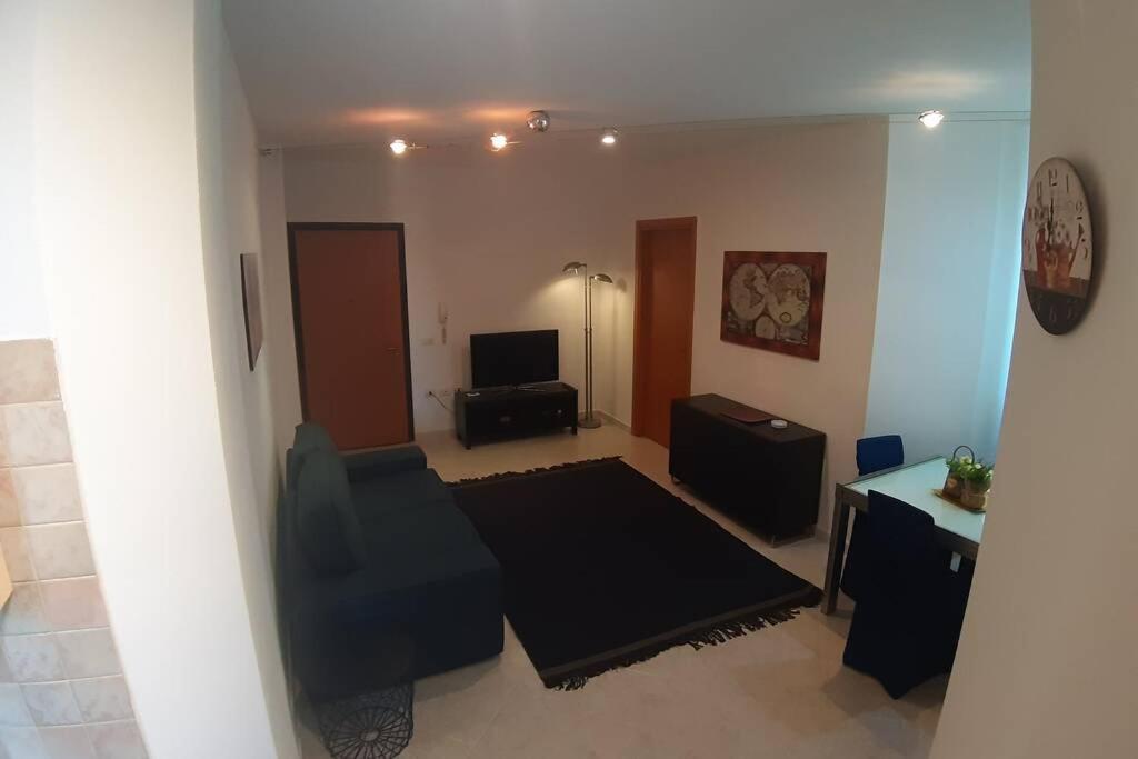 ein Wohnzimmer mit einem Sofa und einem TV in der Unterkunft Casetta Emma, trilocale Elmas, areoporto elegante silenzioso in Elmas