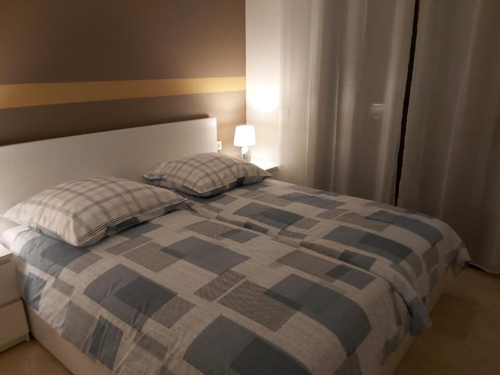 1 dormitorio con 1 cama grande y 2 almohadas en Große Ferienwohnung , Spanien, Andalusien, Costa del Sol mit Pool, en San Luis de Sabinillas