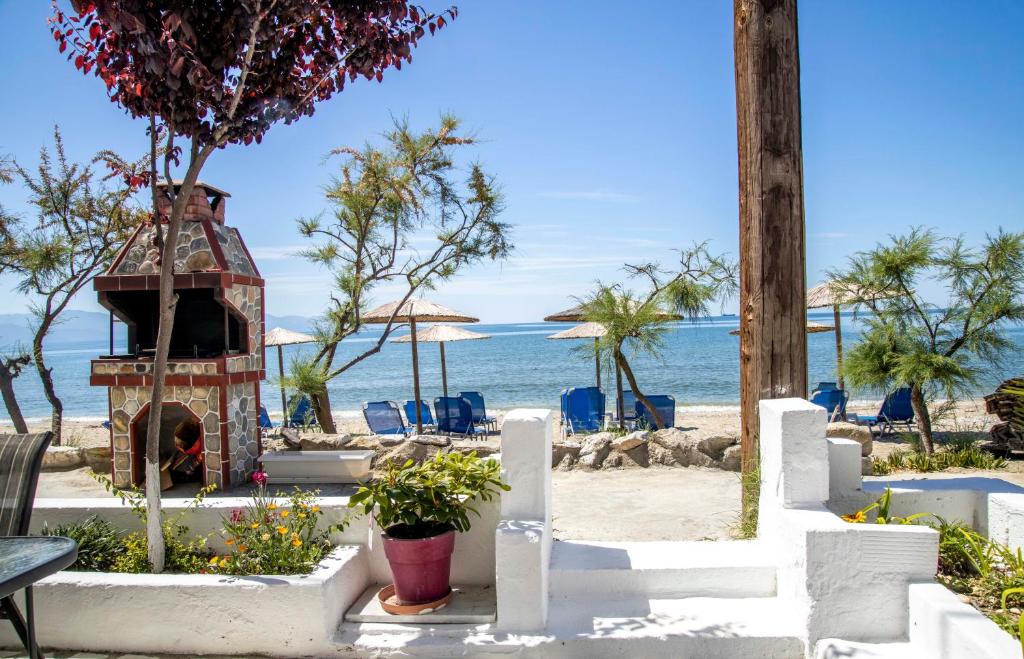 vista su una spiaggia con sedie e sull'oceano di Dimitra Beach Apartments - Nea Karvali Kavala a Néa Karváli