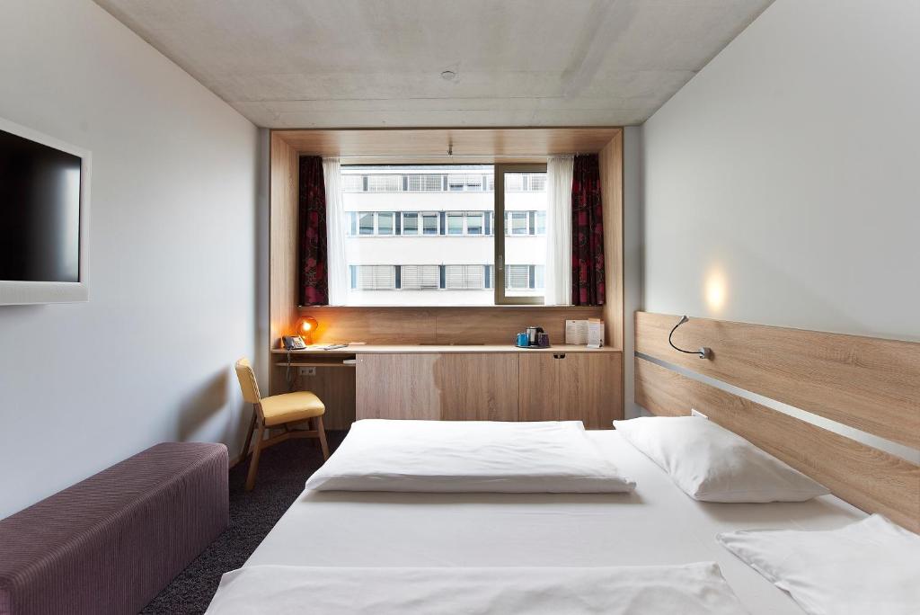 Simm's Hotel - cityhotel next to Metro U3 - Comfort Double Room