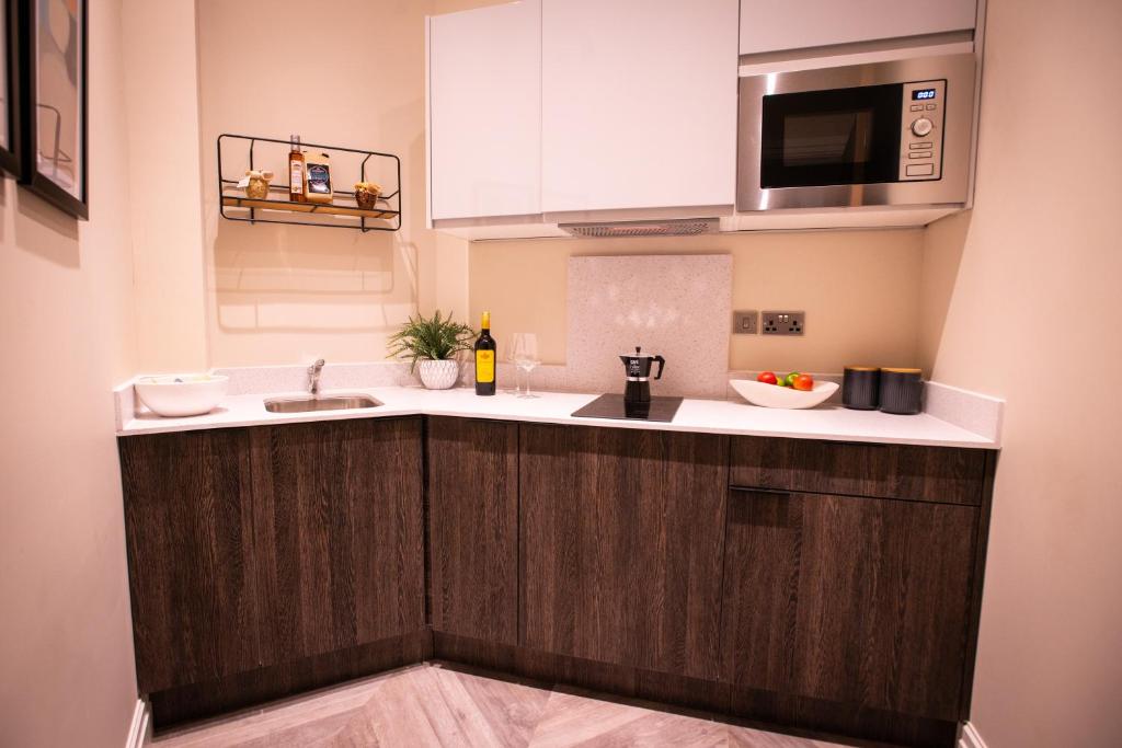 Kuchyň nebo kuchyňský kout v ubytování The Gresham Aparthotel