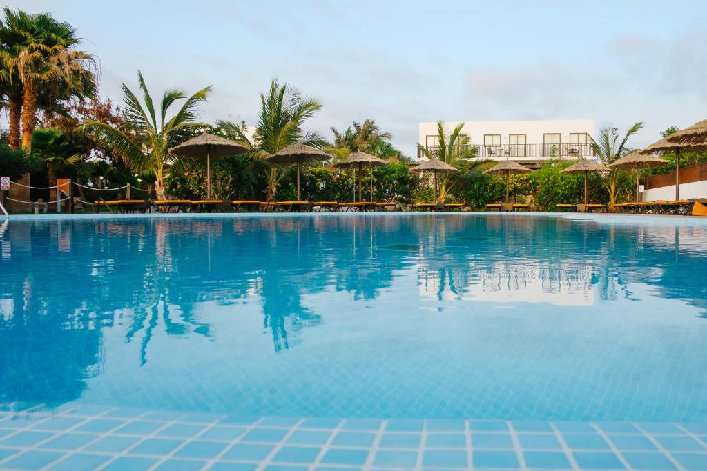 Bazén v ubytování Melia Dunas Beach Resort & Spa - All Inclusive nebo v jeho okolí