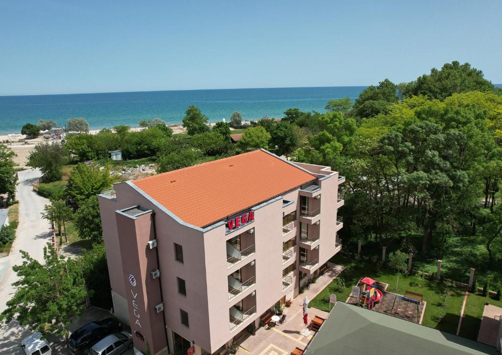 einen Blick über ein Gebäude mit rotem Dach in der Unterkunft Hotel Vega in Kranewo