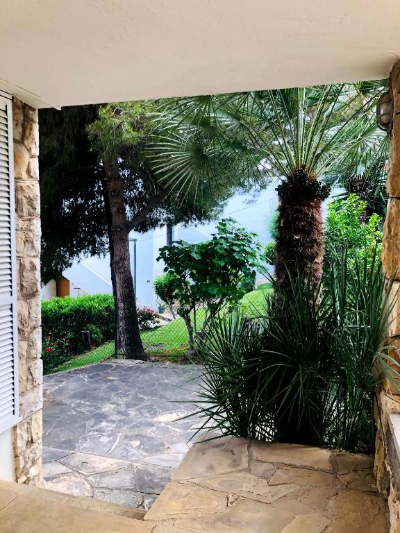 Vonkajšia záhrada v ubytovaní SunAndBed Punta del Cavall