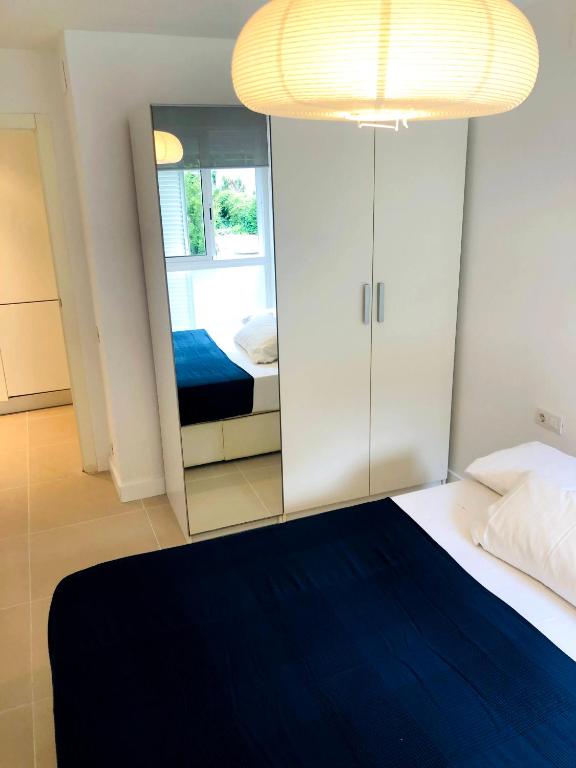 Posteľ alebo postele v izbe v ubytovaní SunAndBed Punta del Cavall